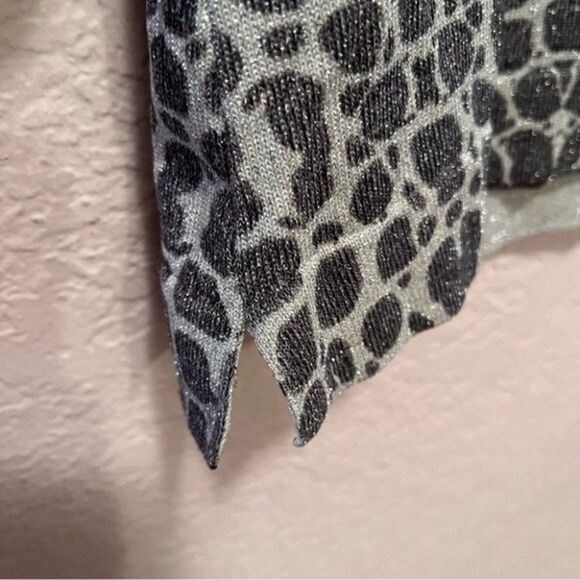 NWOT. Jones New York. Black and White Sweater. Medium size. - Picture 5 of 8